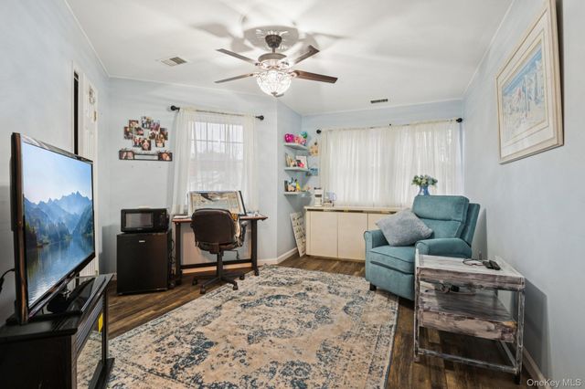 16 Hampshire Court, Holbrook, NY 11741