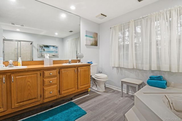 16 Hampshire Court, Holbrook, NY 11741