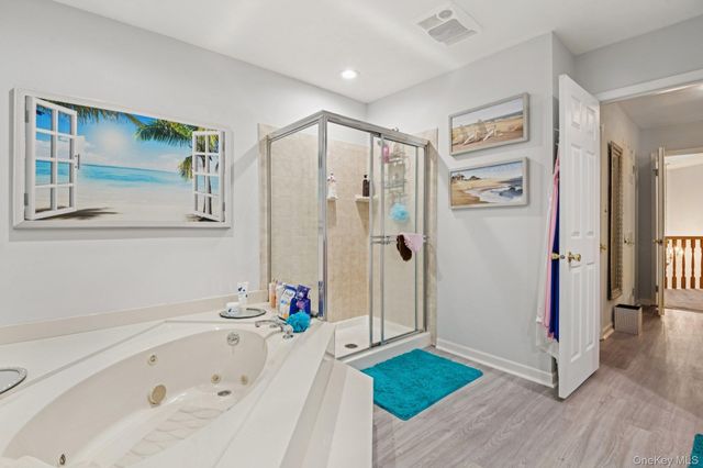 16 Hampshire Court, Holbrook, NY 11741