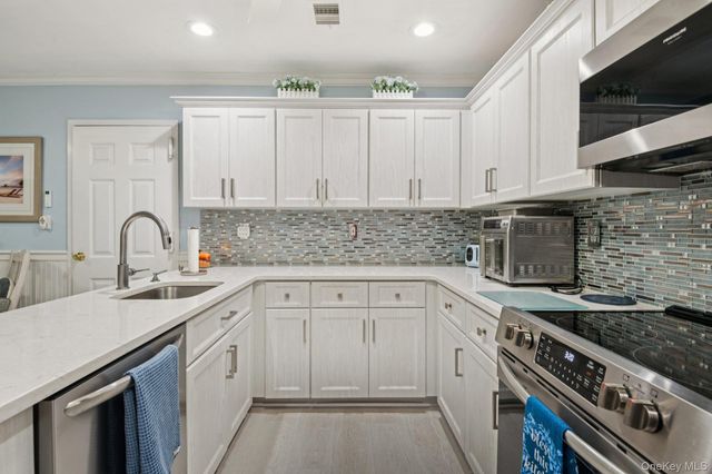 16 Hampshire Court, Holbrook, NY 11741