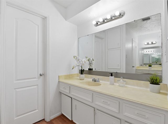 9211 Benning Drive, Houston, TX 77031