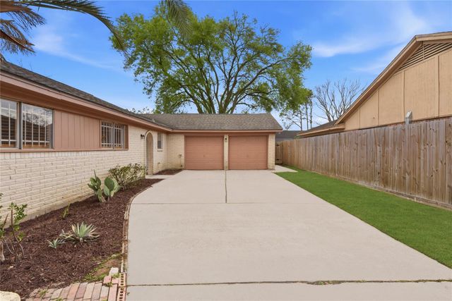 9211 Benning Drive, Houston, TX 77031