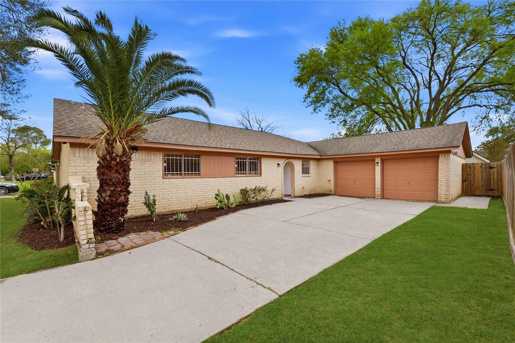 9211 Benning Drive, Houston, TX 77031