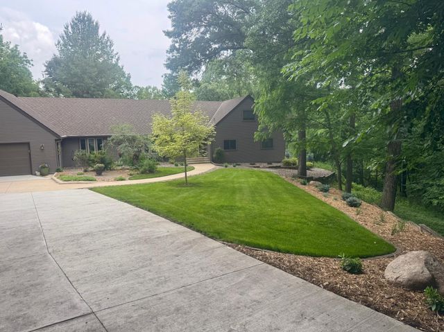 6320 Oak Meadow Lane NW, Rochester, MN 55901