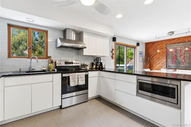 16 Argyle Lane, East Hampton, NY 11937