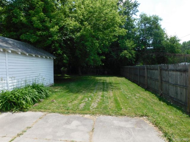 22028 Elizabeth Street, St. Clair Shores, MI 48080