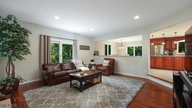 8 Cayuga Way, Bernards Twp., NJ 07920