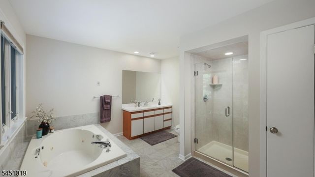 8 Cayuga Way, Bernards Twp., NJ 07920