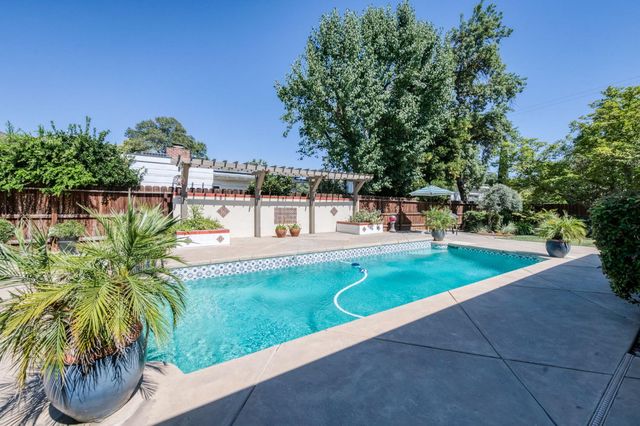 812 E Rialto Avenue, Fresno, CA 93704