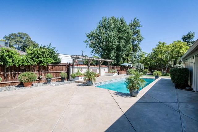 812 E Rialto Avenue, Fresno, CA 93704
