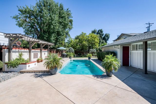 812 E Rialto Avenue, Fresno, CA 93704