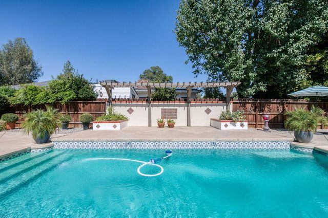812 E Rialto Avenue, Fresno, CA 93704