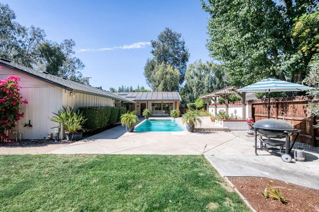 812 E Rialto Avenue, Fresno, CA 93704