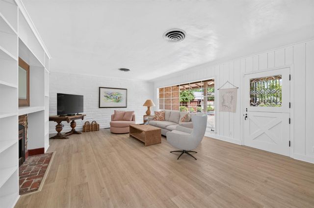 812 E Rialto Avenue, Fresno, CA 93704