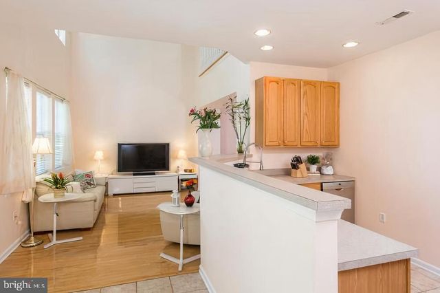 28 SUTTON CT, Pennington, NJ 08534