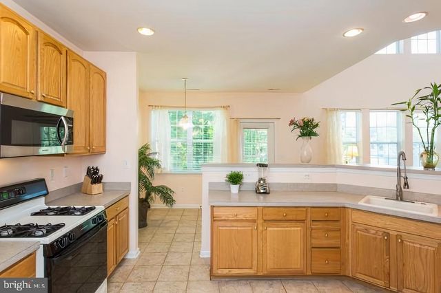 28 SUTTON CT, Pennington, NJ 08534