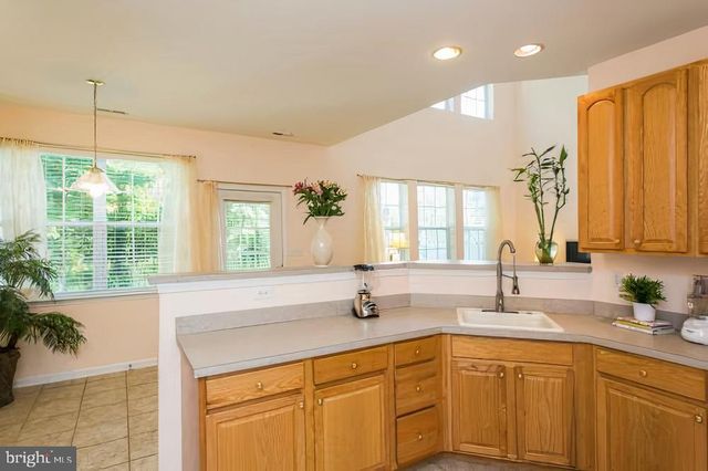 28 SUTTON CT, Pennington, NJ 08534