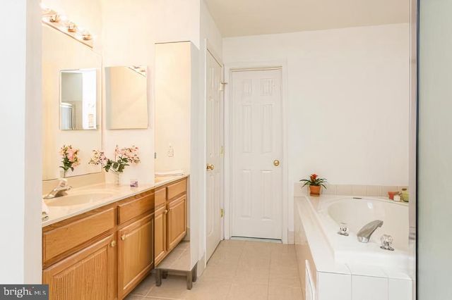 28 SUTTON CT, Pennington, NJ 08534