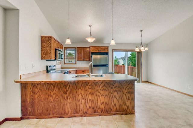 1217 37th Avenue S, Moorhead, MN 56560