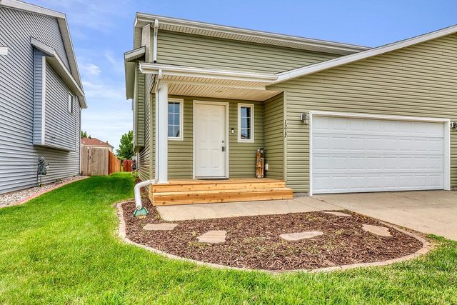 1217 37th Avenue S, Moorhead, MN 56560