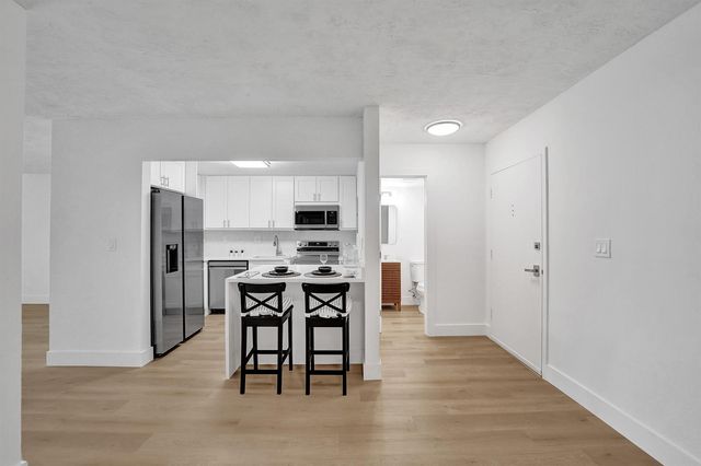 7300 NW 17th Street 305, Plantation, FL 33313