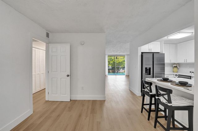 7300 NW 17th Street 305, Plantation, FL 33313