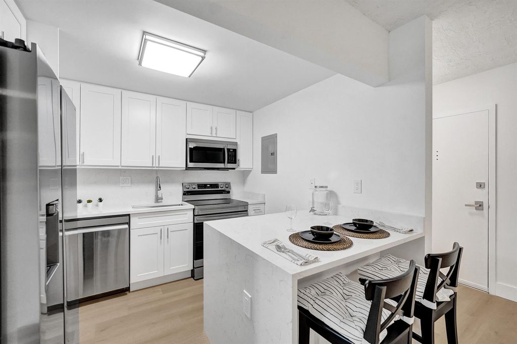 7300 NW 17th Street 305, Plantation, FL 33313