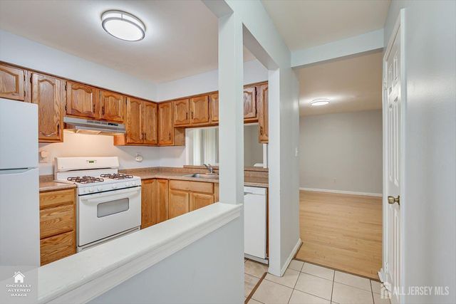 503 Woodbridge Commons Way, Iselin, NJ 08830