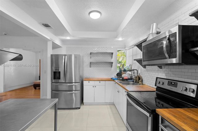555 NE 73rd St, Miami, FL 33138