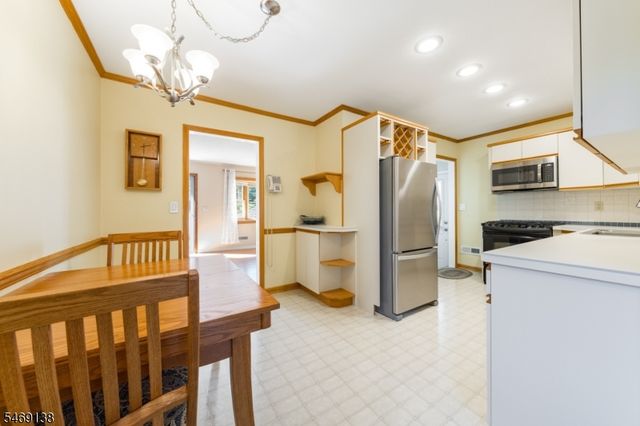12 Eaton Ct, Summit City, NJ 07901