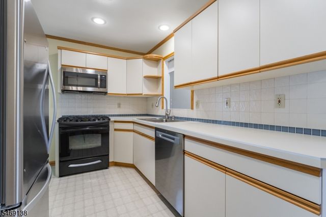 12 Eaton Ct, Summit City, NJ 07901