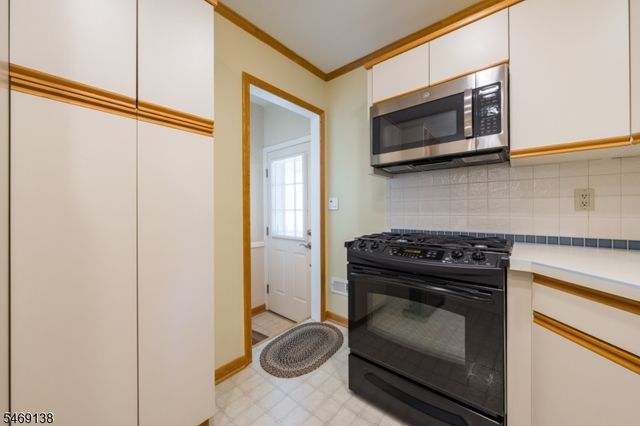12 Eaton Ct, Summit City, NJ 07901