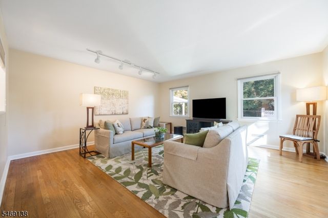 12 Eaton Ct, Summit City, NJ 07901