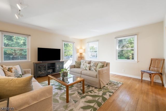 12 Eaton Ct, Summit City, NJ 07901