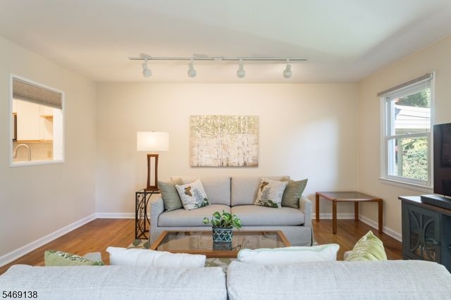 12 Eaton Ct, Summit City, NJ 07901