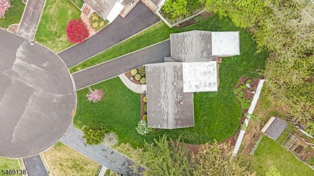 12 Eaton Ct, Summit City, NJ 07901