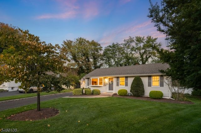 12 Eaton Ct, Summit City, NJ 07901