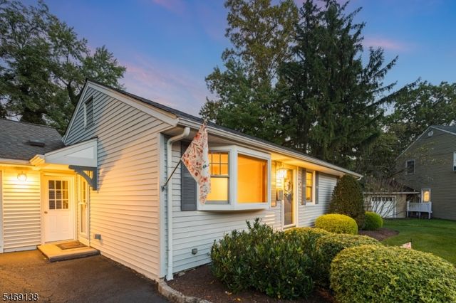 12 Eaton Ct, Summit City, NJ 07901