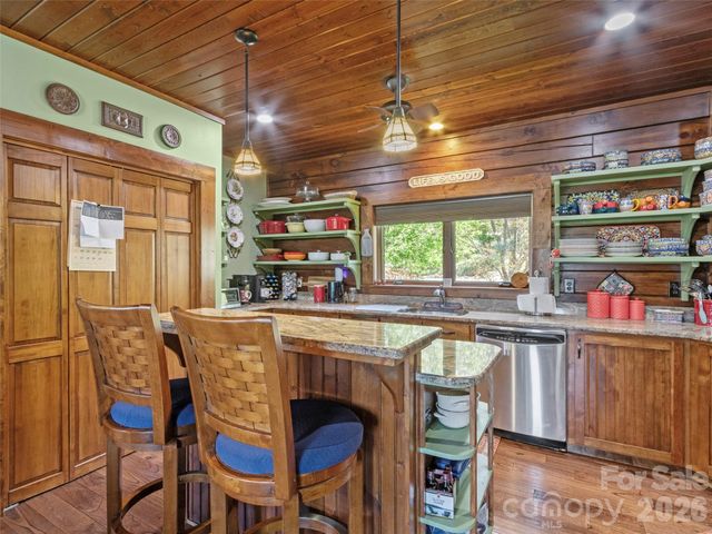 129 Apple Farm Road, Bakersville, NC 28705