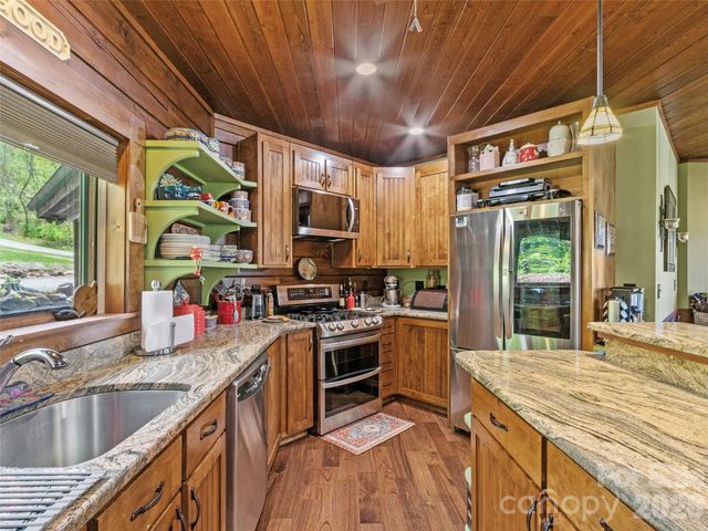 129 Apple Farm Road, Bakersville, NC 28705