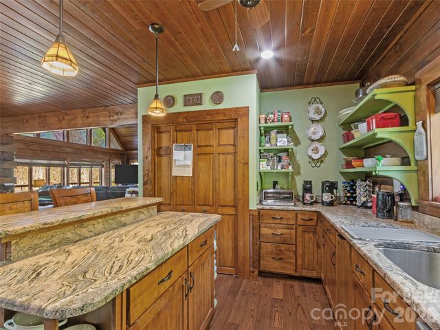 129 Apple Farm Road, Bakersville, NC 28705