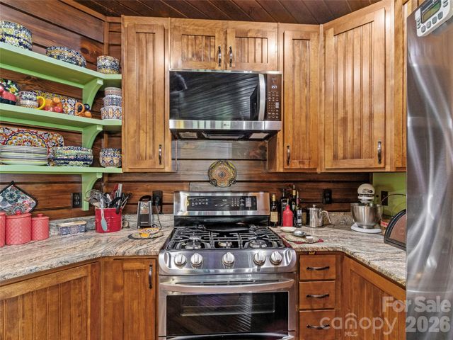 129 Apple Farm Road, Bakersville, NC 28705