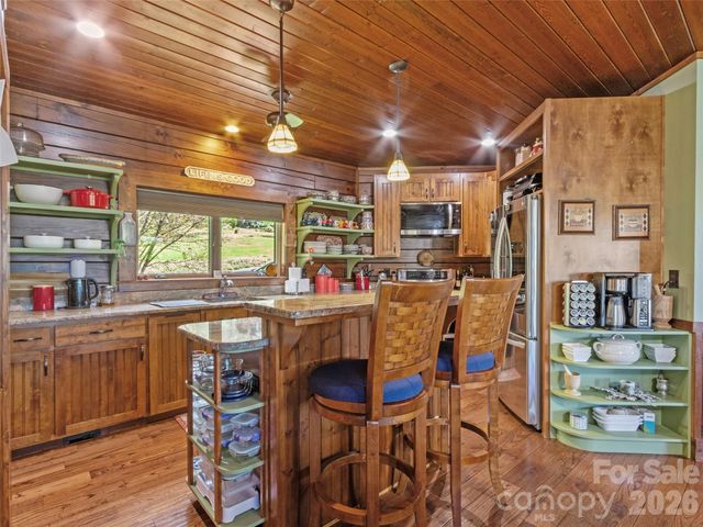 129 Apple Farm Road, Bakersville, NC 28705