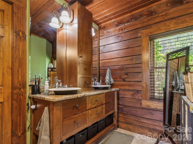 129 Apple Farm Road, Bakersville, NC 28705