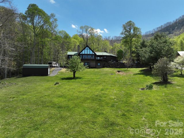 129 Apple Farm Road, Bakersville, NC 28705