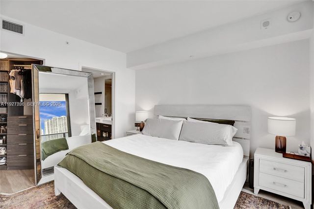 45 SW 9th St 2001, Miami, FL 33130