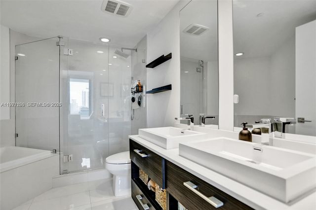 45 SW 9th St 2001, Miami, FL 33130