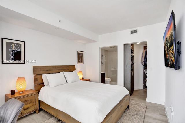 45 SW 9th St 2001, Miami, FL 33130