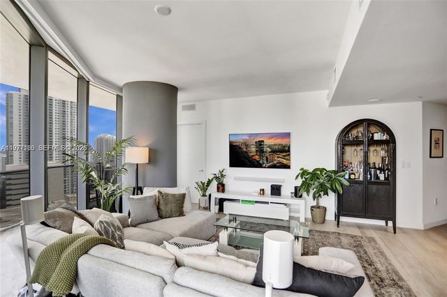 45 SW 9th St 2001, Miami, FL 33130