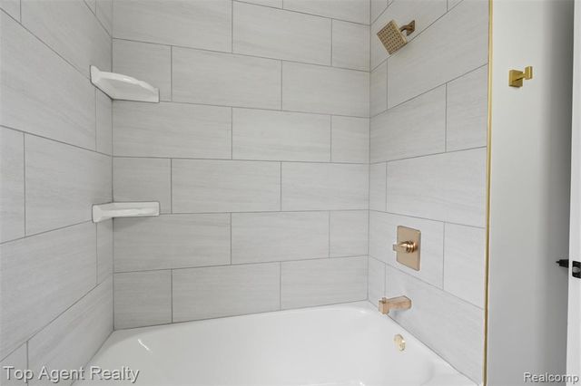 21407 Pallister Street, Saint Clair Shores, MI 48080